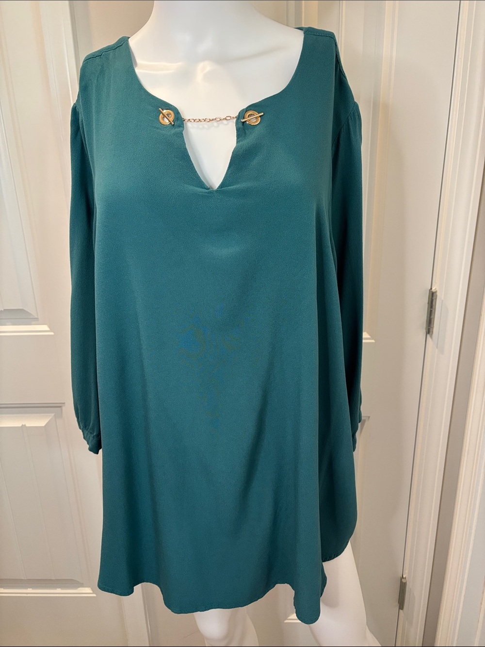 torrid Teal Long-Sleeve Tunic with Gold Chain Detail. Torrid Size 3=22-24